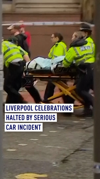 Xe đâm vào người hâm mộ Liverpool tại lễ diễu hành danh hiệu, 27 người nhập viện Xe đâm vào người hâm mộ Liverpool tại lễ diễu hành danh hiệu, 27 người nhập viện video poster
