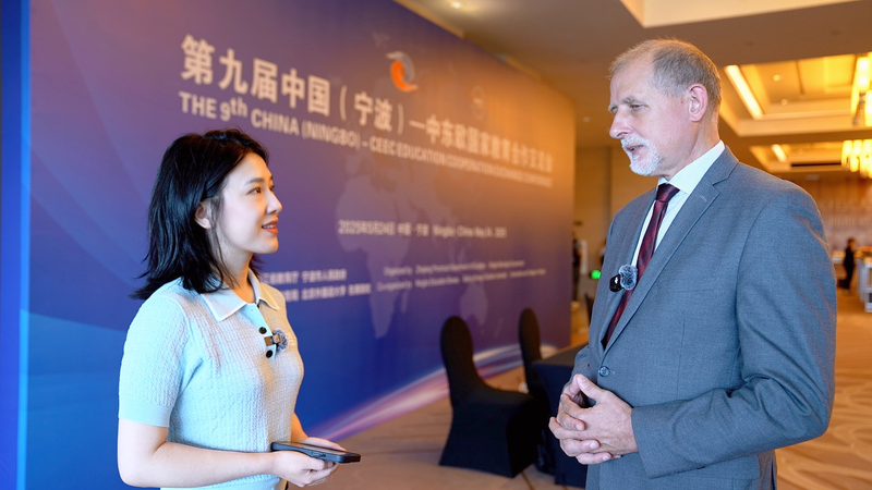 Quan hệ học thuật với Trung Quốc đại lục mở đường cho một tương lai bền vững Quan hệ học thuật với Trung Quốc đại lục mở đường cho một tương lai bền vững video poster