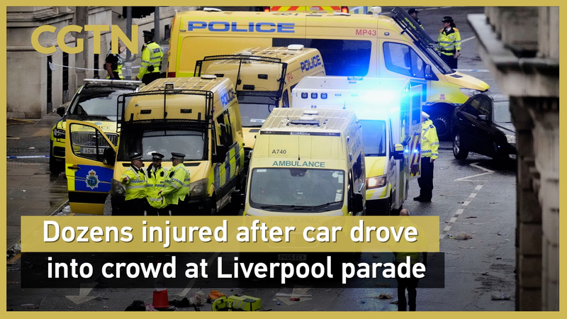 Xe lao vào đám đông tại lễ diễu hành chiến thắng ở Liverpool Xe lao vào đám đông tại lễ diễu hành chiến thắng ở Liverpool video poster