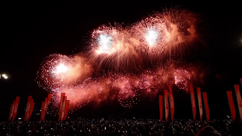 QU9TCEVTY20AZNKFTU4M - Thế Giới Trong Tầm Tay Moscow rực sáng bầu trời: Kỷ niệm 80 năm chiến thắng Thế Chiến II với pháo hoa video poster