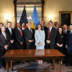 R0F5KO9CI5ZFHNTUCM35 - Thế Giới Trong Tầm Tay Hoa Kỳ và Ukraine Ký Hiệp Ước Khoáng Sản cho Tái Thiết