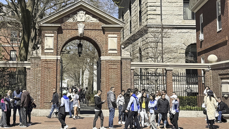 Trump kêu gọi Harvard công bố dữ liệu sinh viên quốc tế Trump kêu gọi Harvard công bố dữ liệu sinh viên quốc tế