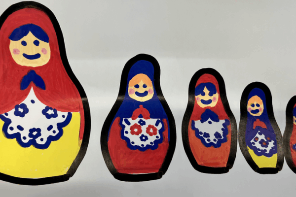 Phóng viên Robbie hồi sinh búp bê Matryoshka mang tính biểu tượng của Nga Phóng viên Robbie hồi sinh búp bê Matryoshka mang tính biểu tượng của Nga video poster