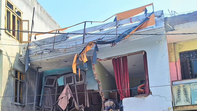 Tin tức mới nhất về xung đột Ấn Độ - Pakistan: Đối đầu đã được kiểm soát & Đóng cửa không phận video poster