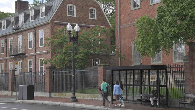Trump đe dọa chuyển $3 tỷ tiền tài trợ từ Harvard sang các trường dạy nghề Trump đe dọa chuyển $3 tỷ tiền tài trợ từ Harvard sang các trường dạy nghề