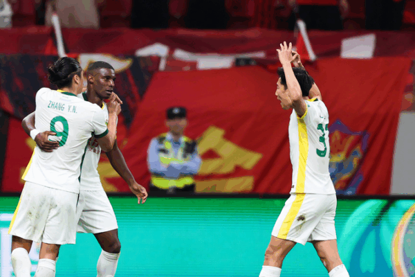 Bắc Kinh Guoan Vượt Qua Cảng Thượng Hải 2-1 để Duy Trì Bất Bại Bắc Kinh Guoan Vượt Qua Cảng Thượng Hải 2-1 để Duy Trì Bất Bại