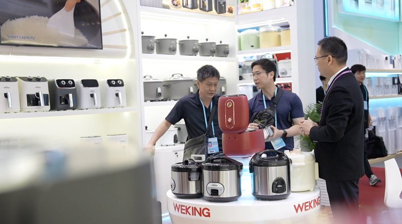 Cách các doanh nghiệp Trung Quốc thích ứng với căng thẳng thương mại Hoa Kỳ video poster