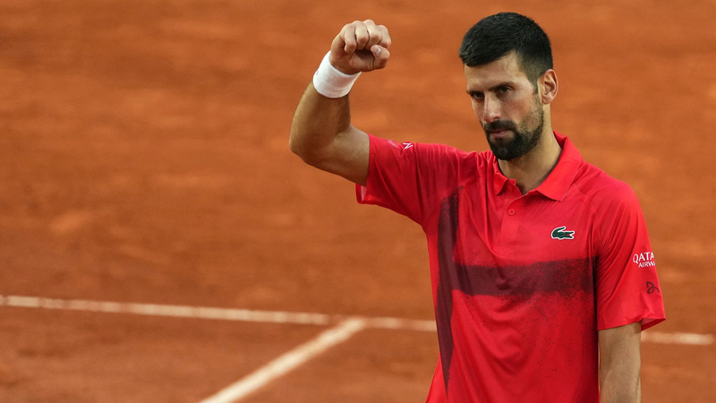 Djokovic chiến đấu với vết phồng rộp, Sinner đạt những cột mốc mới tại Roland Garros Djokovic chiến đấu với vết phồng rộp, Sinner đạt những cột mốc mới tại Roland Garros