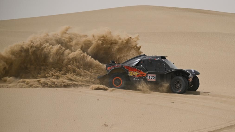 Rally Taklimakan: Thử thách giới hạn trên chặng đua sa mạc 115 km Rally Taklimakan: Thử thách giới hạn trên chặng đua sa mạc 115 km video poster