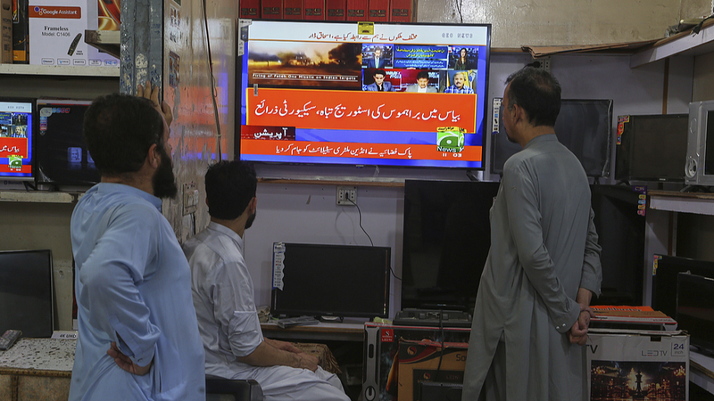 Pakistan và Ấn Độ đồng ý ngừng bắn, chấm dứt những ngày căng thẳng Pakistan và Ấn Độ đồng ý ngừng bắn, chấm dứt những ngày căng thẳng