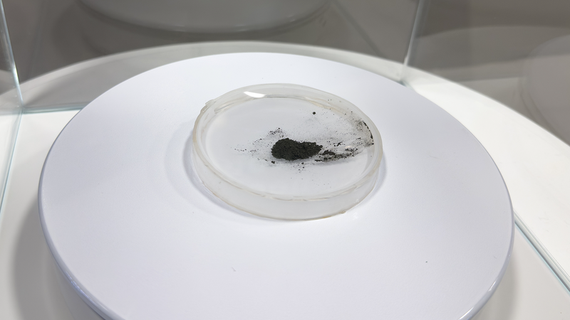 143PVYE513WPXCV2GDDE - Thế Giới Trong Tầm Tay Mẫu Đất Mặt Trăng Tỏa Sáng tại Liên Hợp Quốc Vienna