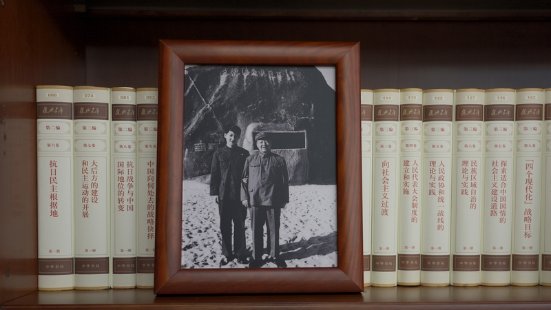 1B2M483FP4P4ES4DMPCG - Thế Giới Trong Tầm Tay Từ Cha Đến Con: Những Giá Trị Bền Vững Định Hình Xi Jinping