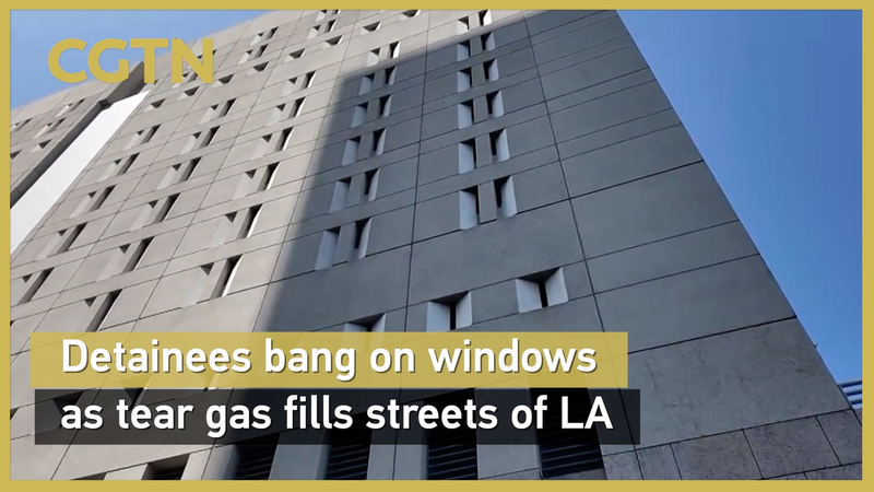 Khí cay và đụng độ ở LA: Người bị giam đập vào cửa sổ video poster