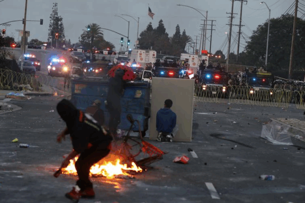 Các Cuộc Biểu Tình Tại LA: Đổ Lỗi Hay Vấn Đề Sâu Xa?