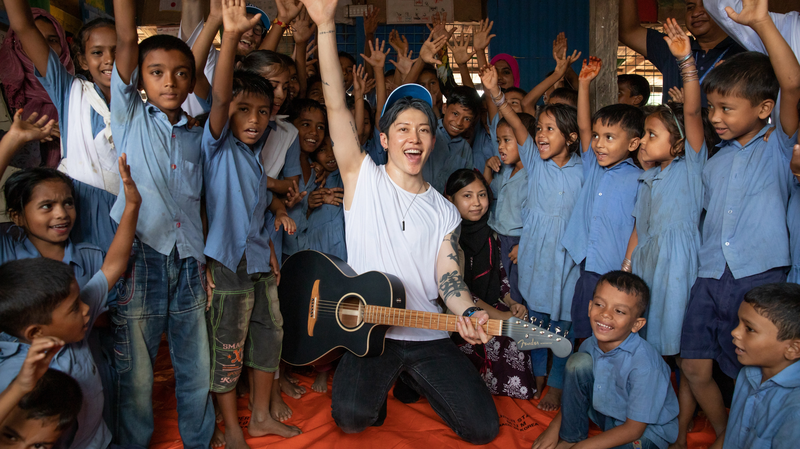 MIYAVI sử dụng âm nhạc để nâng cao tinh thần người tị nạn nhân Ngày Tị Nạn Thế Giới MIYAVI sử dụng âm nhạc để nâng cao tinh thần người tị nạn nhân Ngày Tị Nạn Thế Giới video poster