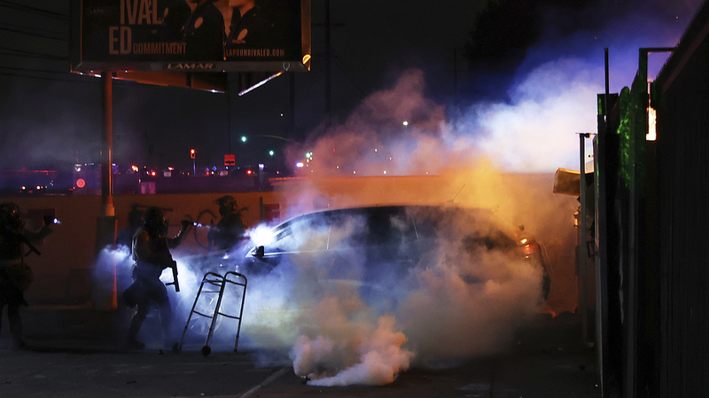 Trung tâm LA náo động: Các cuộc đụng độ chống ICE ngày thứ ba video poster