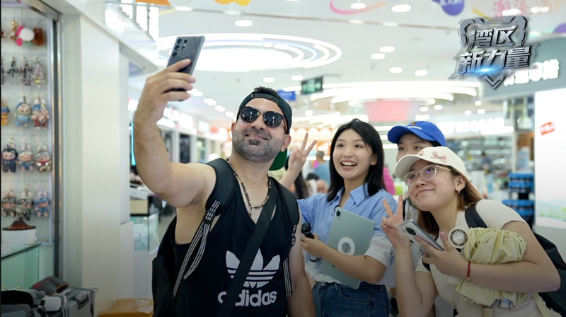 Bất ngờ trong va li: Người nước ngoài mua gì ở Thâm Quyến? Bất ngờ trong va li: Người nước ngoài mua gì ở Thâm Quyến? video poster