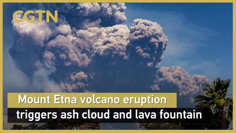 Núi Etna phun trào ở Sicily: Đám mây tro và đài phun dung nham gây sốc cho khách du lịch Núi Etna phun trào ở Sicily: Đám mây tro và đài phun dung nham gây sốc cho khách du lịch video poster