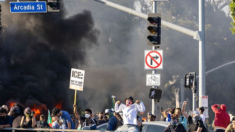 Công dân Hoa Kỳ phản đối triển khai quân đội giữa các cuộc biểu tình tại LA Công dân Hoa Kỳ phản đối triển khai quân đội giữa các cuộc biểu tình tại LA