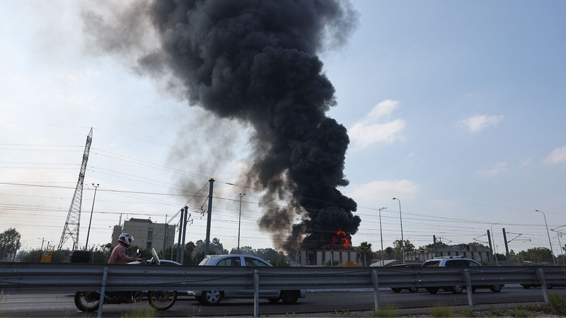 Căng Thẳng Gia Tăng: Israel và Iran Trao Đổi Các Cuộc Tấn Công video poster