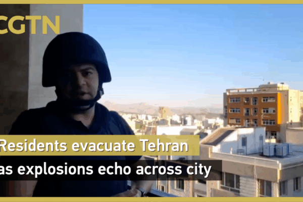 Israel và Iran Đụng Độ Trong Các Cuộc Không Kích Căng Thẳng Khi Vai Trò của Mỹ Lộ Diện video poster