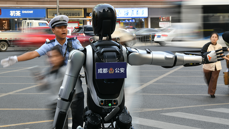 Robot hình người tăng cường an toàn giao thông ở Thành Đô Robot hình người tăng cường an toàn giao thông ở Thành Đô