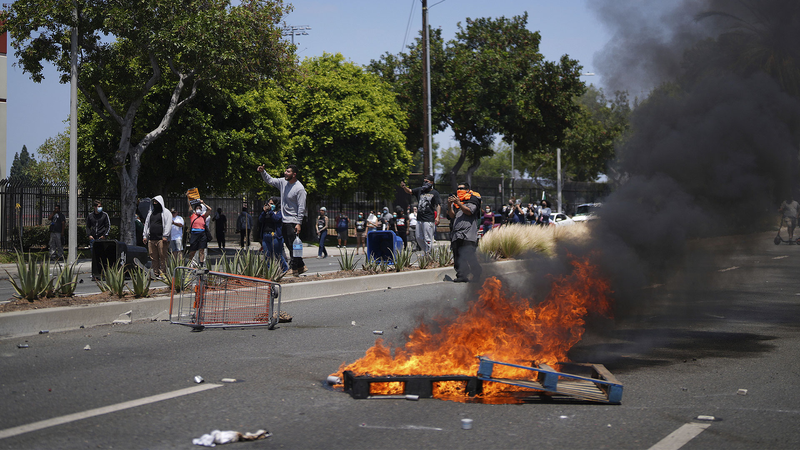Cuộc biểu tình tại LA: Sự trấn áp của Trump làm sâu sắc thêm sự chia rẽ ở Mỹ video poster