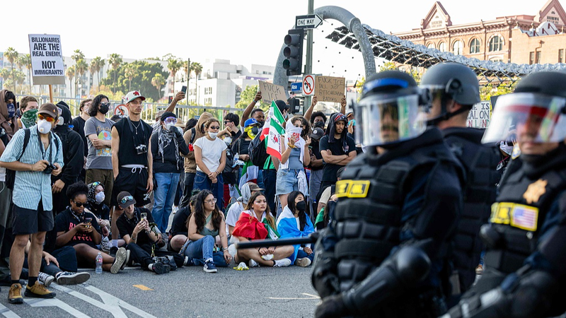 Các Cuộc Biểu Tình Tại LA Bùng Nổ Vì Các Cuộc Truy Quét Nhập Cư video poster