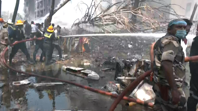 Tin nóng: Máy bay của Air India rơi gần Ahmedabad video poster