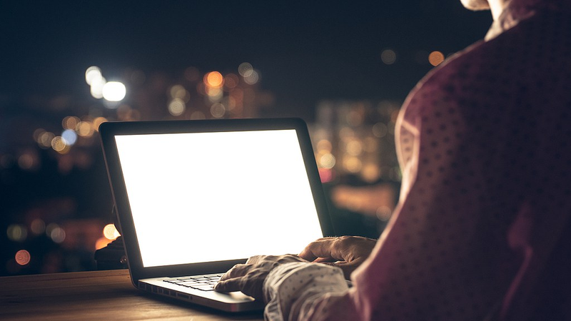 Ánh sáng xanh ban đêm liên quan đến thay đổi tâm trạng