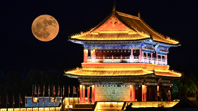 Mặt Trăng Dâu Tây Thấp Hiếm Tháng Sáu Làm Say Đắm Bầu Trời Mặt Trăng Dâu Tây Thấp Hiếm Tháng Sáu Làm Say Đắm Bầu Trời