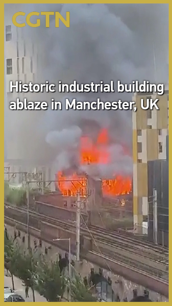Hỏa hoạn Hotspur Press ở Manchester gây ra cuộc sơ tán Hỏa hoạn Hotspur Press ở Manchester gây ra cuộc sơ tán video poster