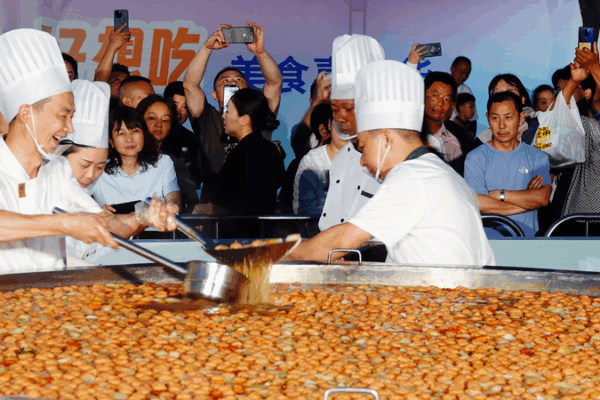 Nồi lẩu khổng lồ làm tâm điểm tại lễ hội ẩm thực Hubei Nồi lẩu khổng lồ làm tâm điểm tại lễ hội ẩm thực Hubei