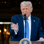 PRV9KFL3JEDFU9HKGKM1 - Thế Giới Trong Tầm Tay Trump ký tuyên bố cấm du lịch táo bạo