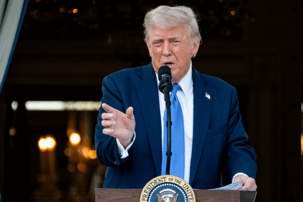 Trump ký tuyên bố cấm du lịch táo bạo Trump ký tuyên bố cấm du lịch táo bạo