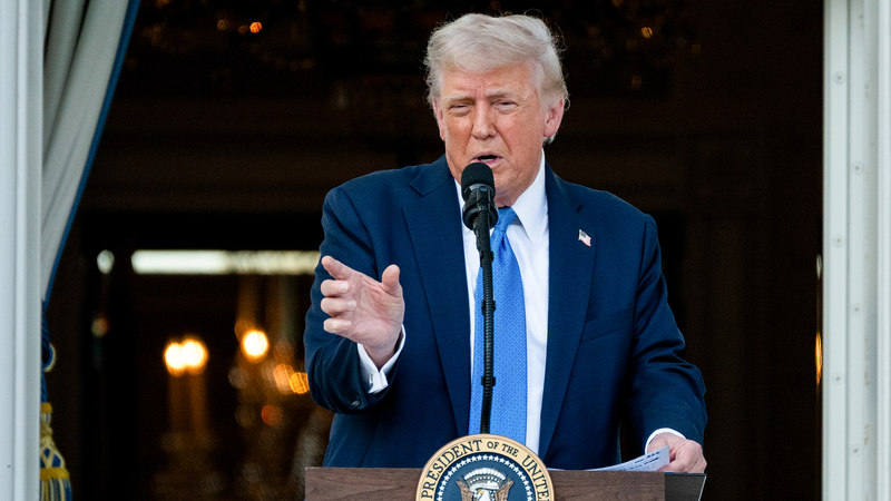 PRV9KFL3JEDFU9HKGKM1 - Thế Giới Trong Tầm Tay Trump ký tuyên bố cấm du lịch táo bạo