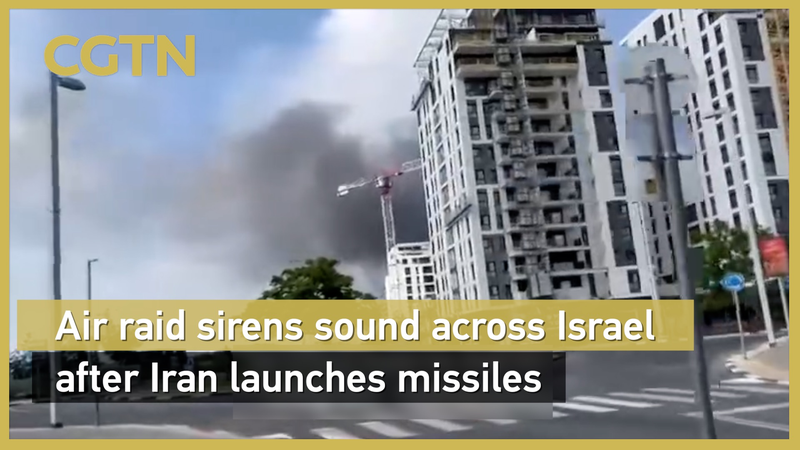Tiếng còi báo động không kích ở Israel sau các cuộc tấn công tên lửa của Iran Tiếng còi báo động không kích ở Israel sau các cuộc tấn công tên lửa của Iran video poster