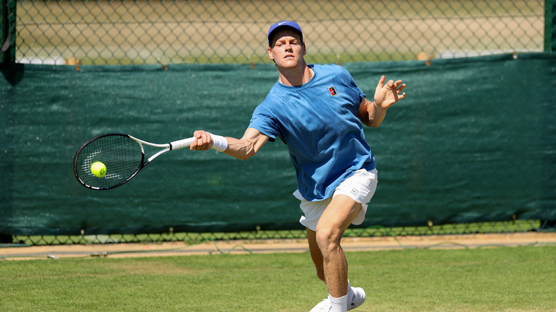 Sinner nhìn đến vinh quang Wimbledon trong cuộc đối đầu kịch tính trên sân cỏ