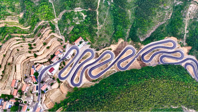 Kỳ Quan Ngoằn Ngoèo: 16 Khúc Cua Hấp Dẫn Trên Đường Cao Tốc Du Lịch Taihang Số 1 Kỳ Quan Ngoằn Ngoèo: 16 Khúc Cua Hấp Dẫn Trên Đường Cao Tốc Du Lịch Taihang Số 1 video poster