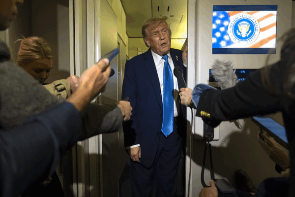Trump cân nhắc các động thái táo bạo giữa căng thẳng Israel-Iran Trump cân nhắc các động thái táo bạo giữa căng thẳng Israel-Iran