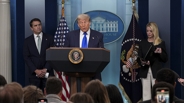 Thượng viện Mỹ thông qua dự luật giảm thuế khổng lồ của Trump trong cuộc tranh luận căng thẳng