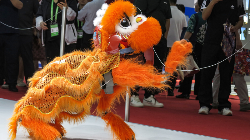 Chó Robot và Người Máy AI Gây Ấn Tượng tại Triển Lãm Bắc Kinh