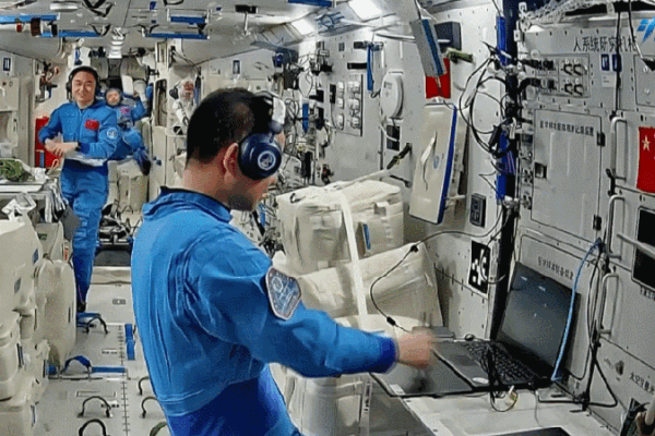 Một tuần thí nghiệm không gian xuất sắc của phi hành đoàn Thần Châu-20 Một tuần thí nghiệm không gian xuất sắc của phi hành đoàn Thần Châu-20