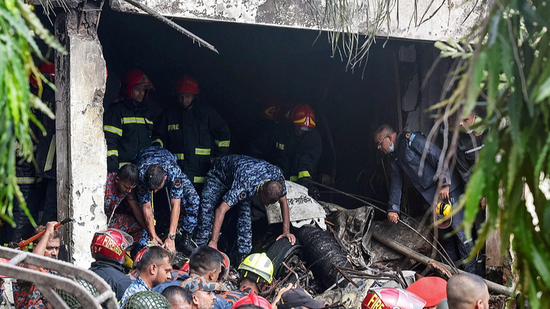 Vụ Tai Nạn Máy Bay Thương Tâm ở Dhaka: 19 Mạng Người Thiệt Mạng Vụ Tai Nạn Máy Bay Thương Tâm ở Dhaka: 19 Mạng Người Thiệt Mạng video poster