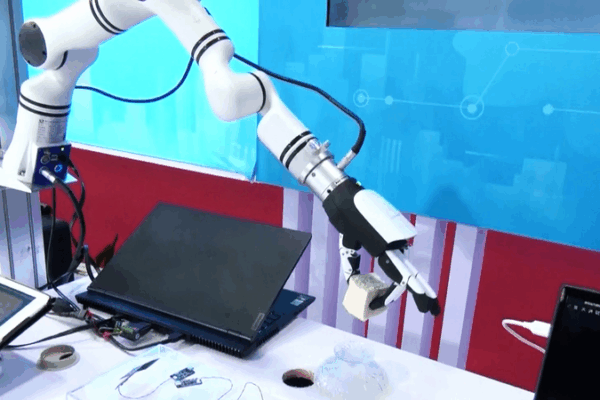 Các Robot Hình Người Ấn Tượng Thu Hút Sự Chú Ý tại Triển Lãm Bắc Kinh video poster