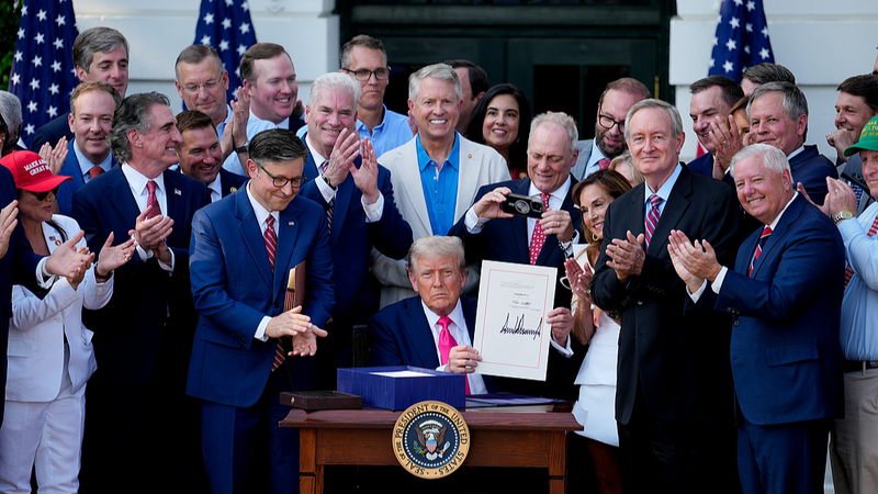 Trump ký ‘Một Dự Luật Tuyệt Đẹp’ thay đổi chính sách Mỹ Trump ký 'Một Dự Luật Tuyệt Đẹp' thay đổi chính sách Mỹ
