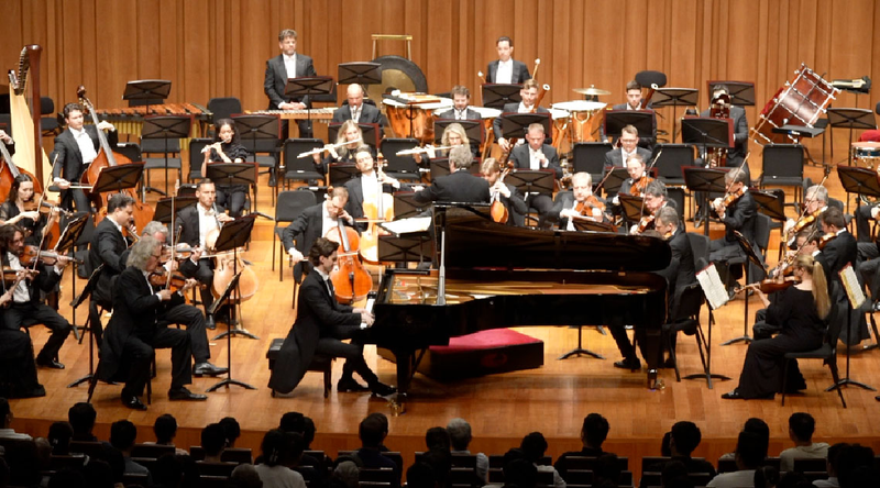 Dàn nhạc St. Petersburg kết nối các thời kỳ với Rachmaninoff Dàn nhạc St. Petersburg kết nối các thời kỳ với Rachmaninoff video poster