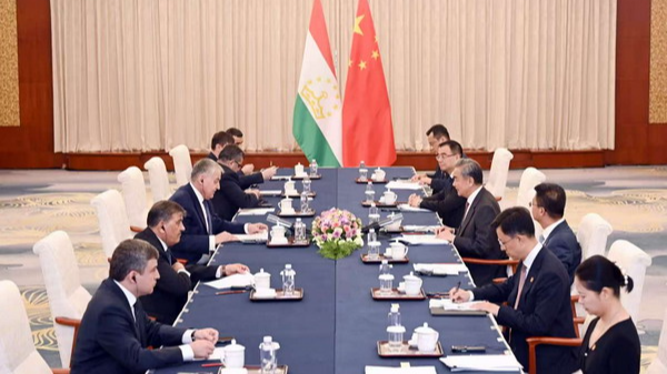Wang Yi kêu gọi gắn bó chặt chẽ hơn giữa Trung Quốc và Tajikistan trước thềm hội nghị thượng đỉnh SCO Wang Yi kêu gọi gắn bó chặt chẽ hơn giữa Trung Quốc và Tajikistan trước thềm hội nghị thượng đỉnh SCO