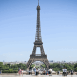 Đỉnh Tháp Eiffel Đóng Cửa Khi Paris Đối Mặt Với Sóng Nhiệt video poster