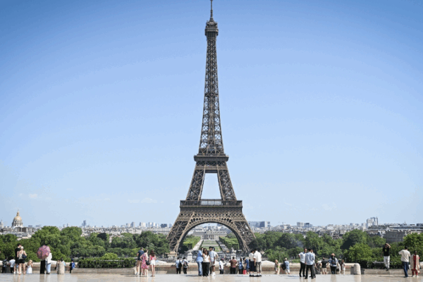 Đỉnh Tháp Eiffel Đóng Cửa Khi Paris Đối Mặt Với Sóng Nhiệt Đỉnh Tháp Eiffel Đóng Cửa Khi Paris Đối Mặt Với Sóng Nhiệt video poster